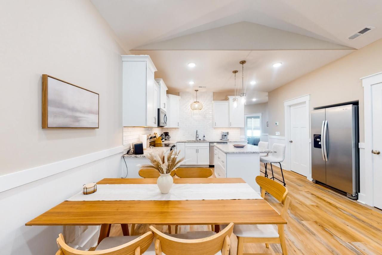 Pawsitive Island Escape Villa Oak Island Luaran gambar